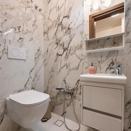 Apartamento Poolside Retreat - Sea View & Calm Escape - Pearl