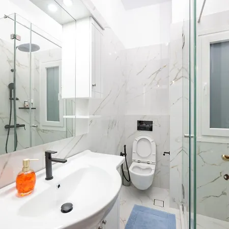 Poolside Retreat - Sea View & Calm Escape - Pearl Apartamento